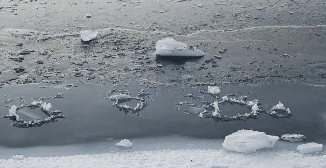 Рыбак выпал из лодки и час провел в ледяной воде, пока его не спасли полицейские на севере Томской области