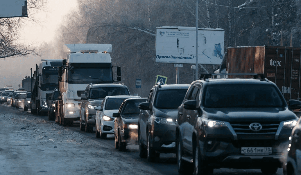 Фуры ежедневно нарушают режим проезда по Коммунальному мосту в Томске